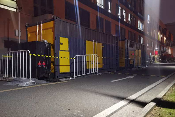 韶山柴油发电机组的输出电压是如何调节的？